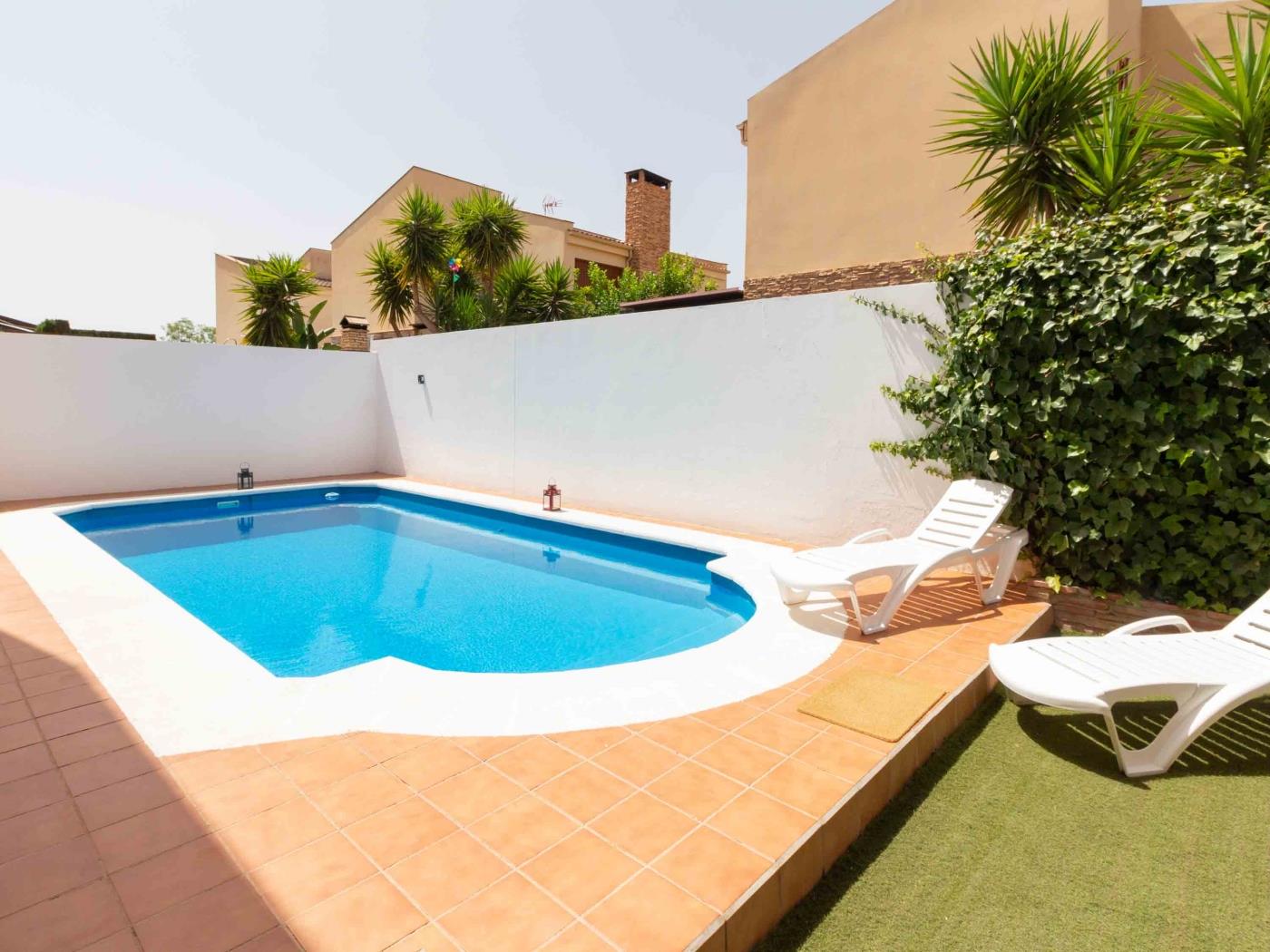 Encantadora casa con piscina y zona de barbacoa en Dúrcal