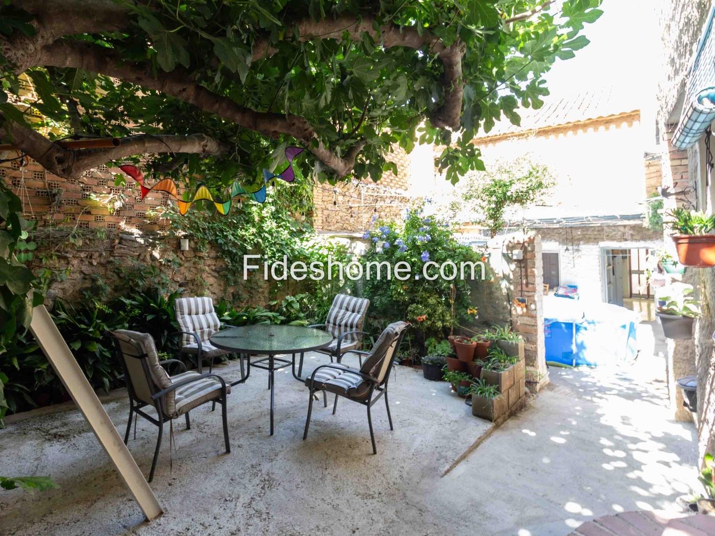 Two Village Houses with Courtyard in Nigüelas in Nigüelas