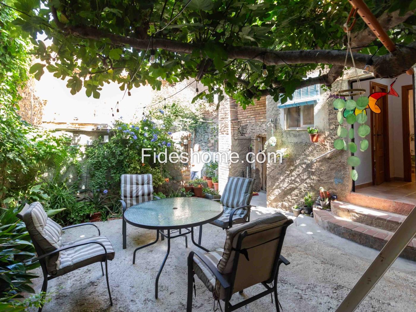 Two Village Houses with Courtyard in Nigüelas in Nigüelas