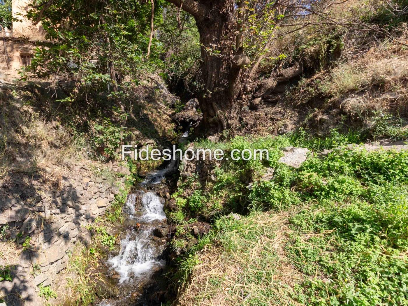 Cortijo con finca de regadío y vistas en Lanjarón en Lanjarón