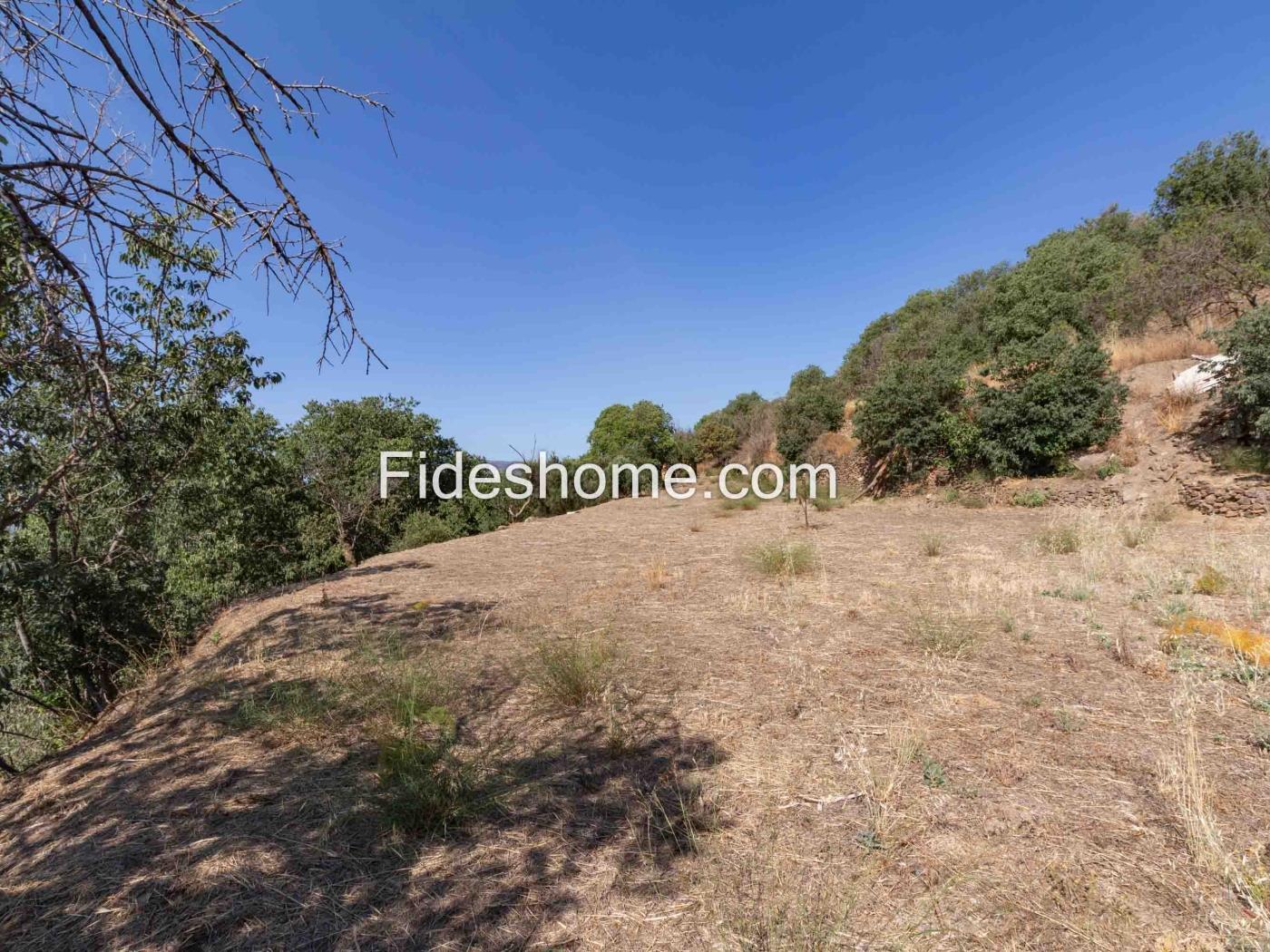 Cortijo met geïrrigeerd land en uitzicht in Lanjar .en Lanjarón