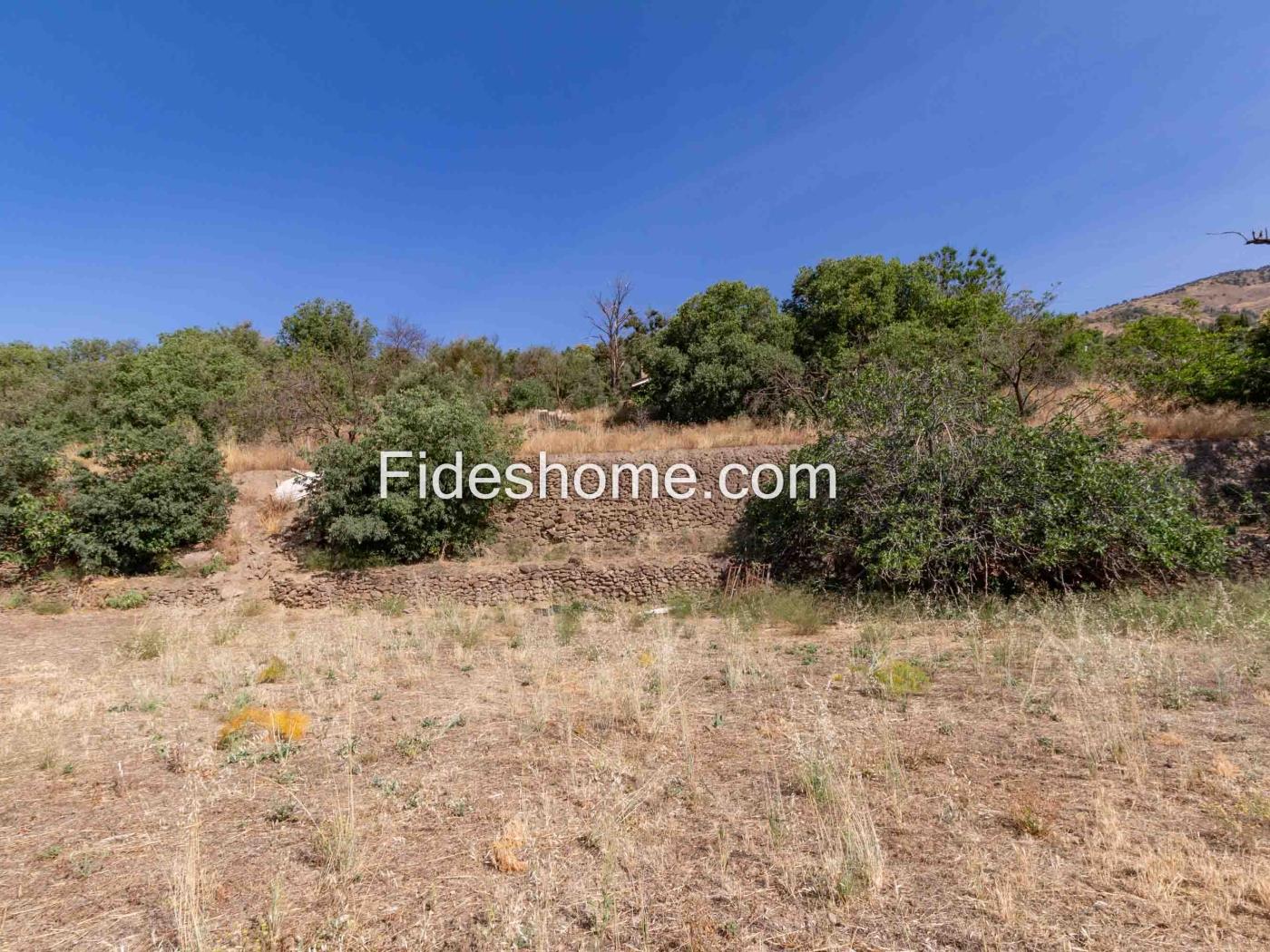 Cortijo met geïrrigeerd land en uitzicht in Lanjar .en Lanjarón