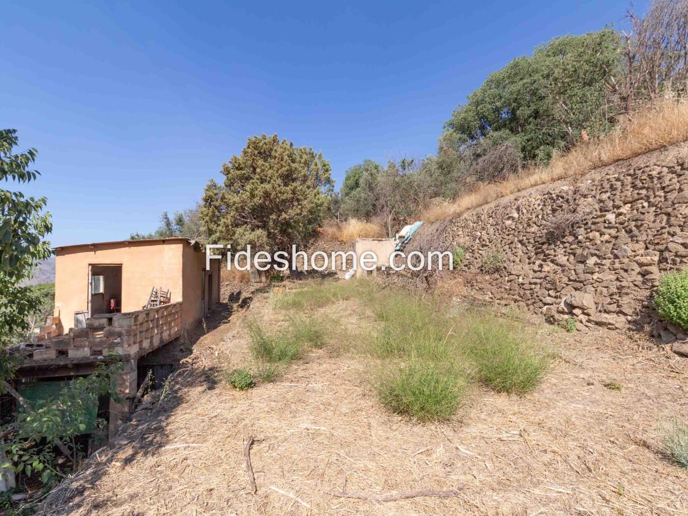 Cortijo met geïrrigeerd land en uitzicht in Lanjar .en Lanjarón