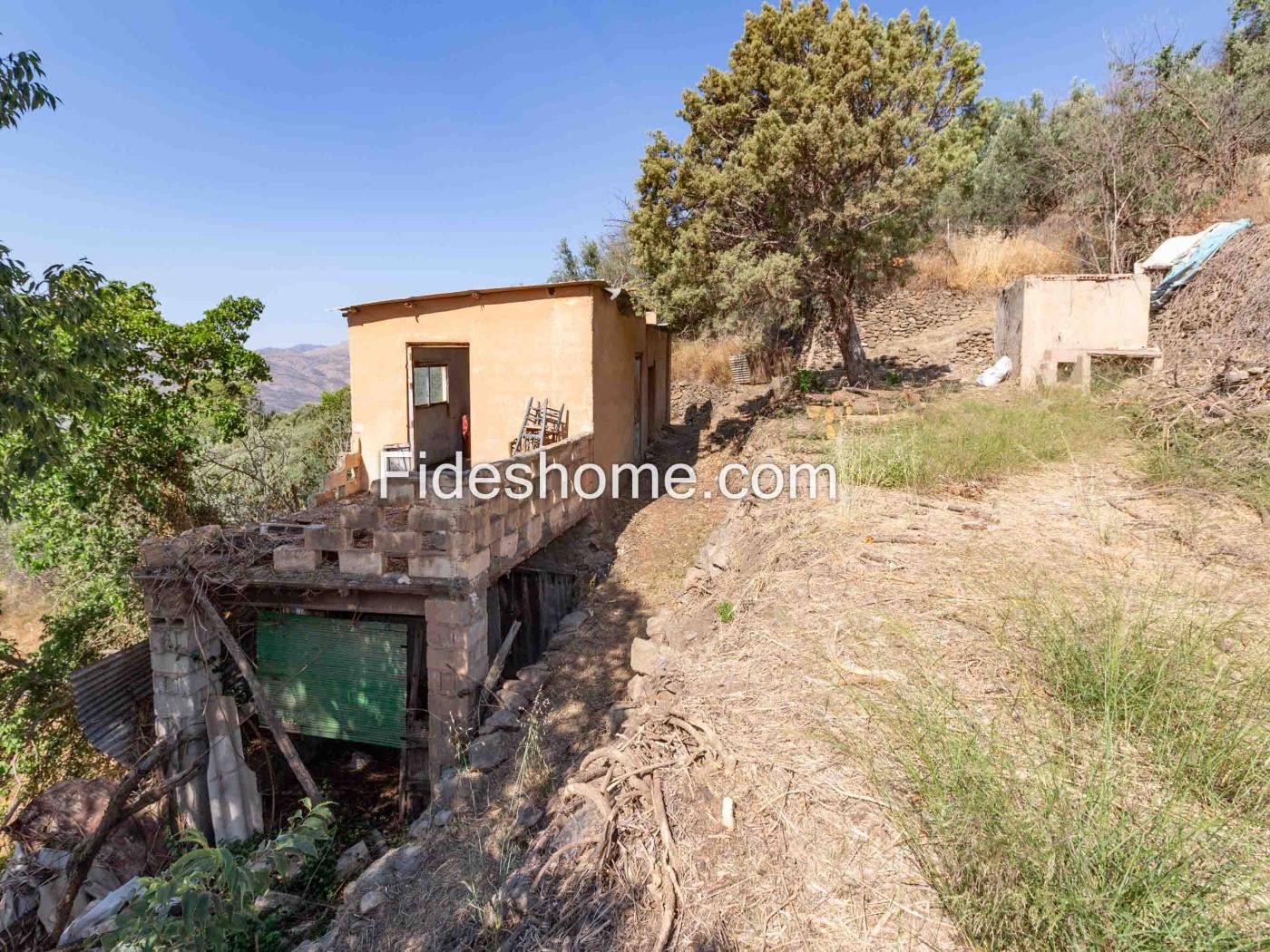 Cortijo met geïrrigeerd land en uitzicht in Lanjar .en Lanjarón