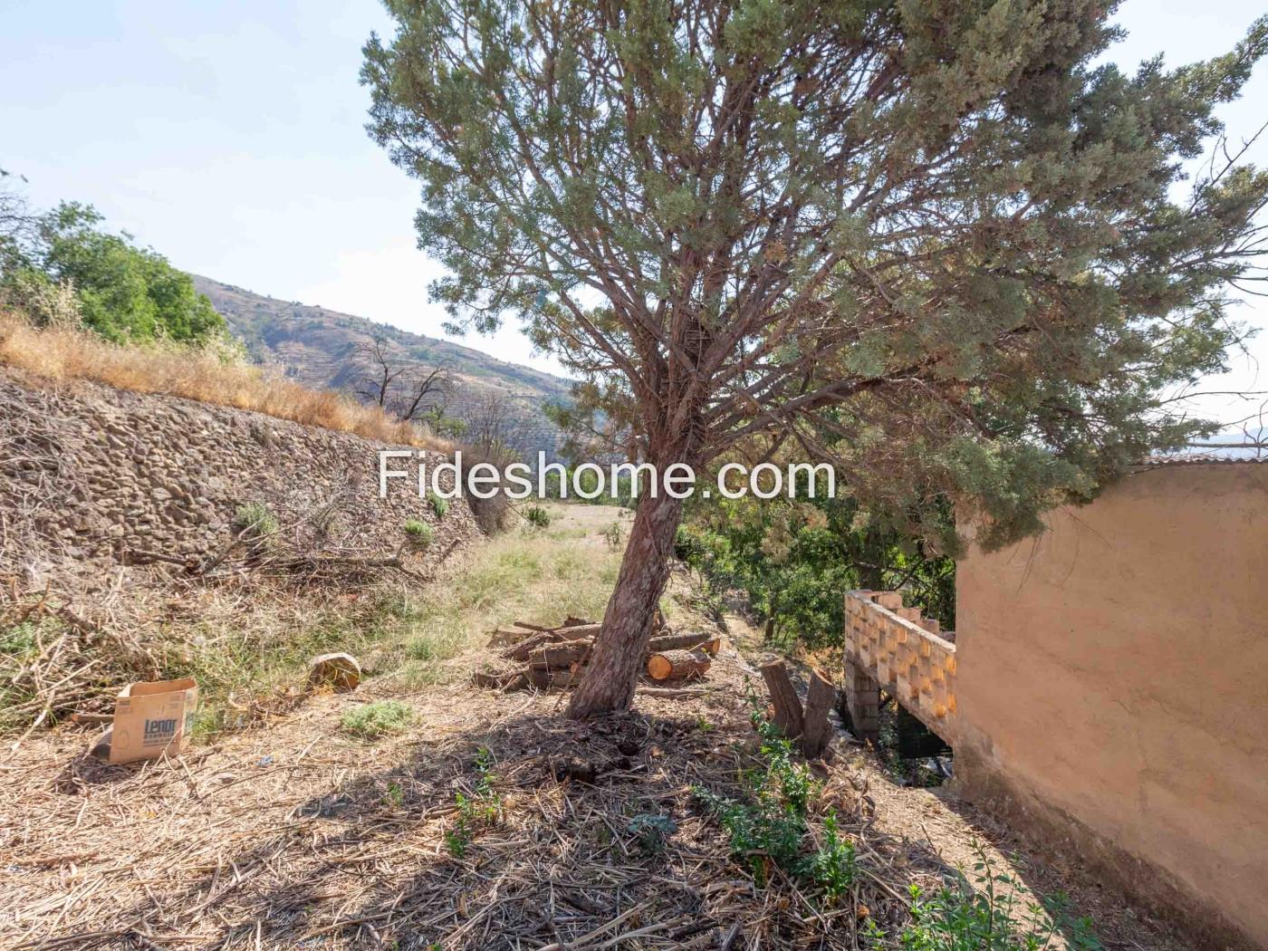 Cortijo met geïrrigeerd land en uitzicht in Lanjar .en Lanjarón