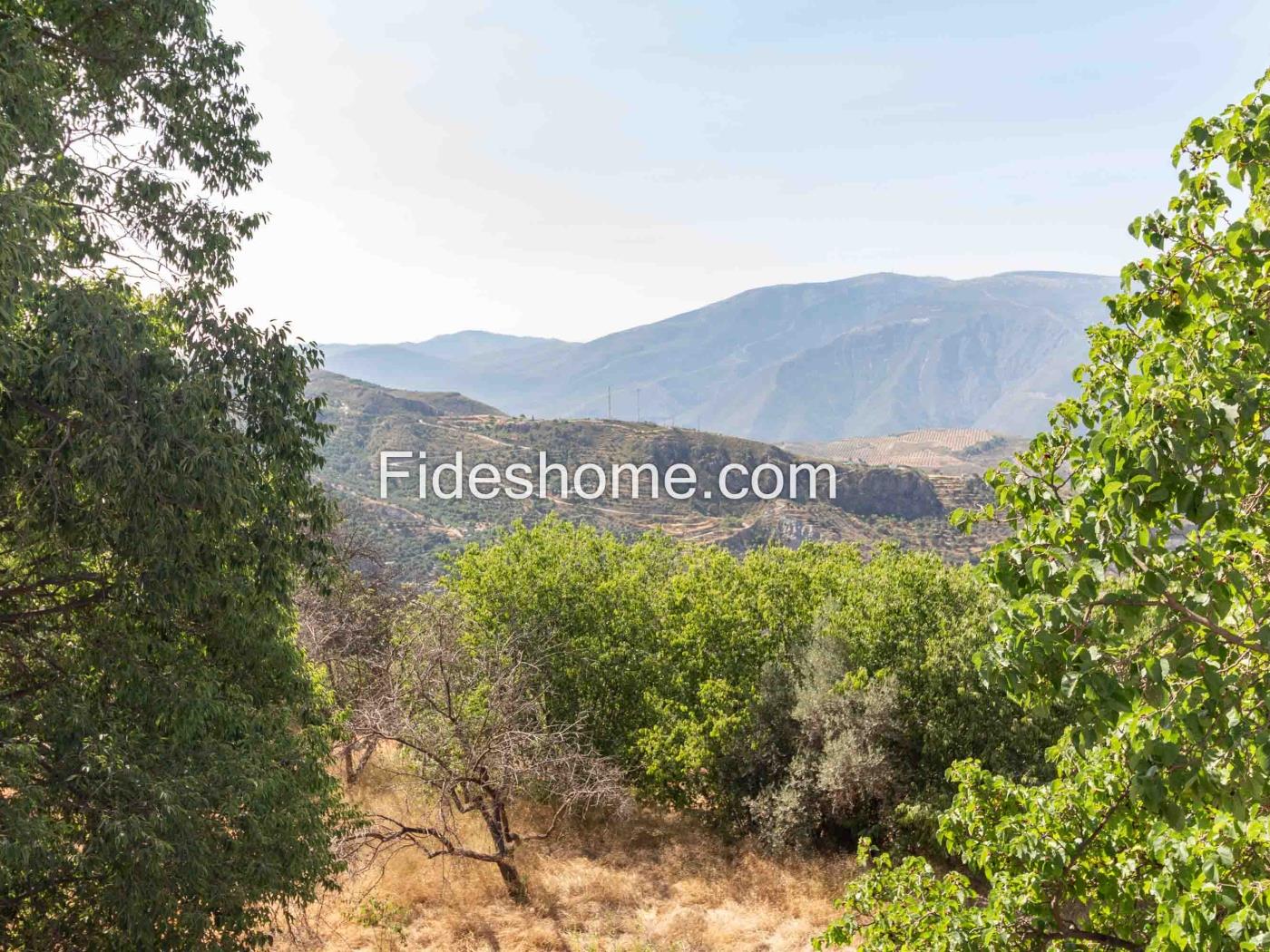 Cortijo met geïrrigeerd land en uitzicht in Lanjar .en Lanjarón