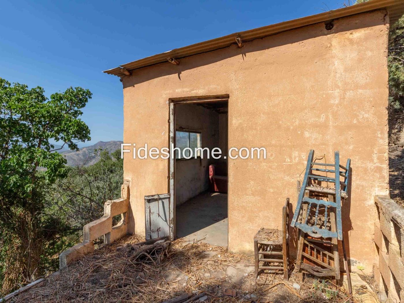 Cortijo con finca de regadío y vistas en Lanjarón en Lanjarón