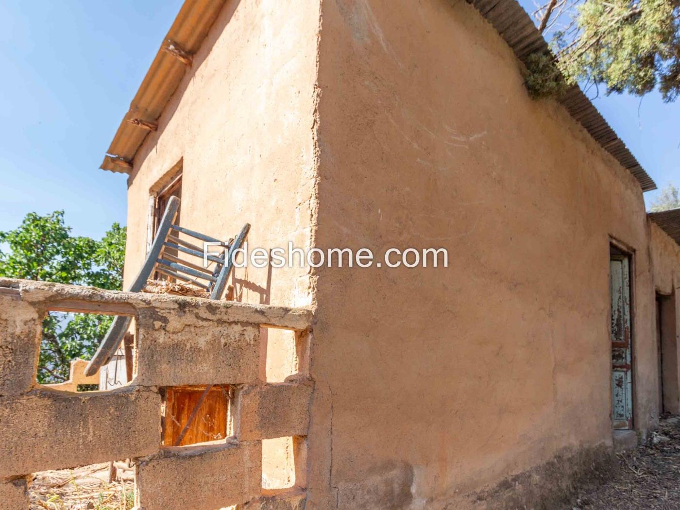 Cortijo met geïrrigeerd land en uitzicht in Lanjar .en Lanjarón