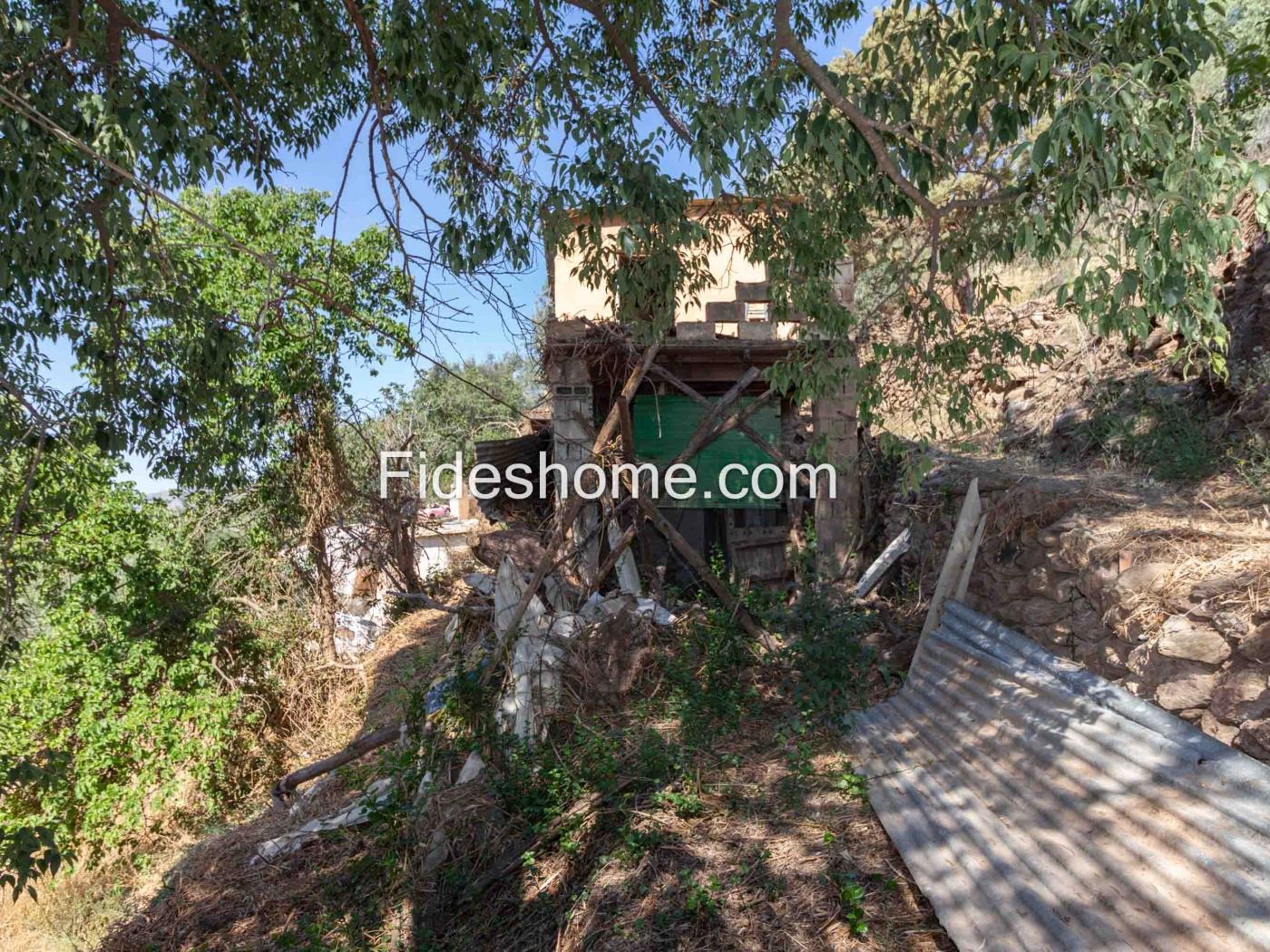 Cortijo met geïrrigeerd land en uitzicht in Lanjar .en Lanjarón