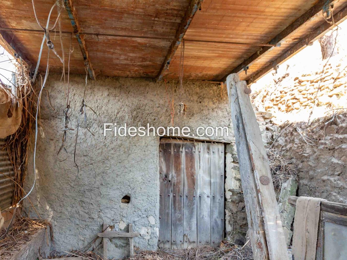 Cortijo met geïrrigeerd land en uitzicht in Lanjar .en Lanjarón