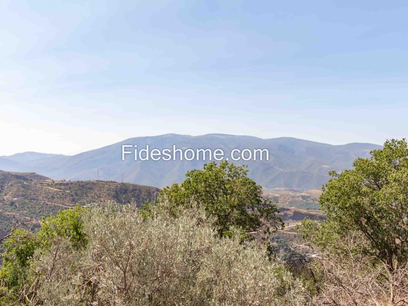 Cortijo met geïrrigeerd land en uitzicht in Lanjar .en Lanjarón