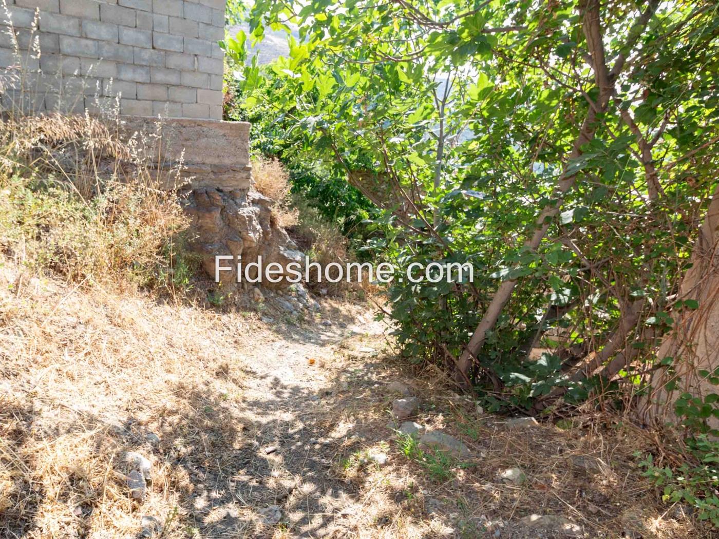 Cortijo met geïrrigeerd land en uitzicht in Lanjar .en Lanjarón