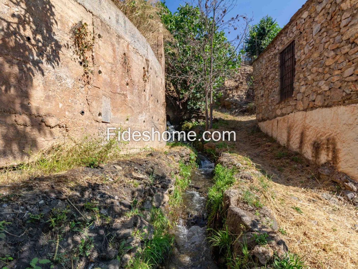 Cortijo met geïrrigeerd land en uitzicht in Lanjar .en Lanjarón