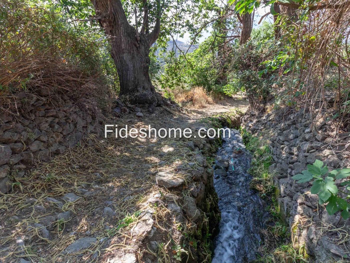 Cortijo con finca de regadío y vistas en Lanjarón en Lanjarón