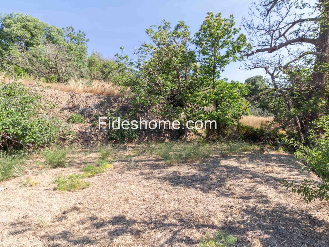 Cortijo met geïrrigeerd land en uitzicht in Lanjar .en Lanjarón