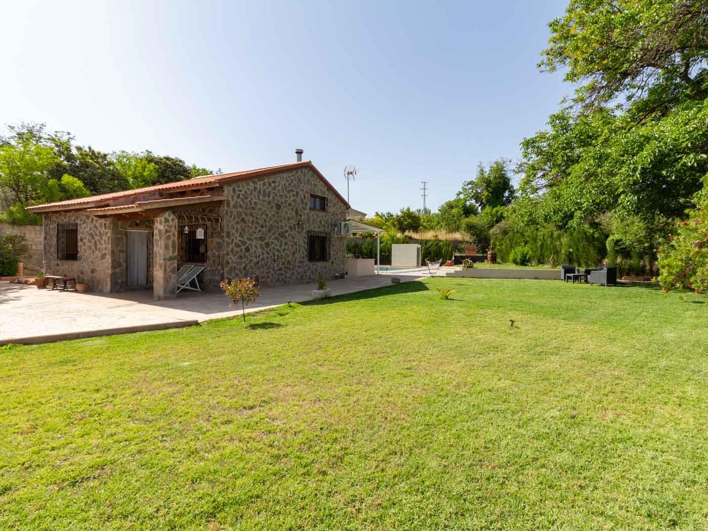 Cortijo con piscina y jardín en Dúrcal