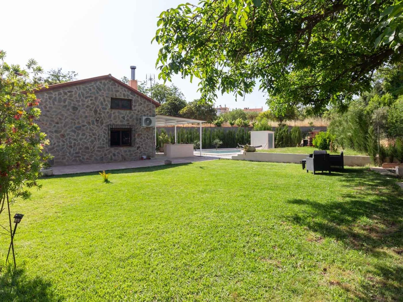 Cortijo con piscina y jardín en Dúrcal