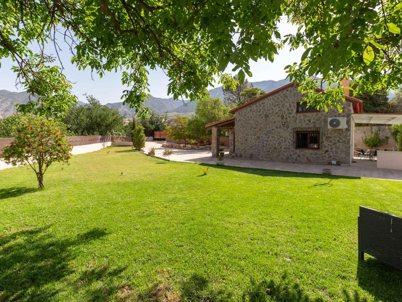Cortijo con piscina y jardín en Dúrcal