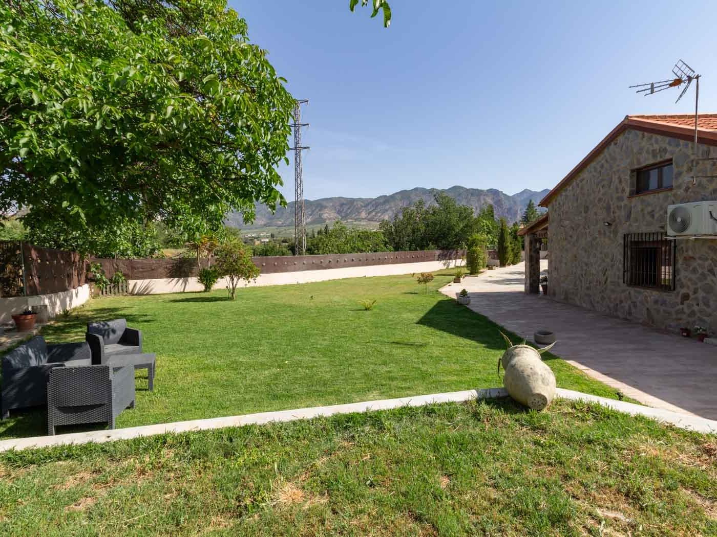Cortijo con piscina y jardín en Dúrcal