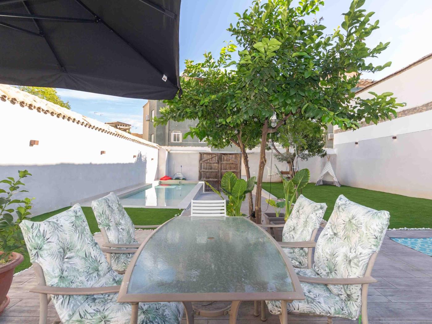 Kleines Haus mit Garten und Pool, ideal für Paare in Atarfe