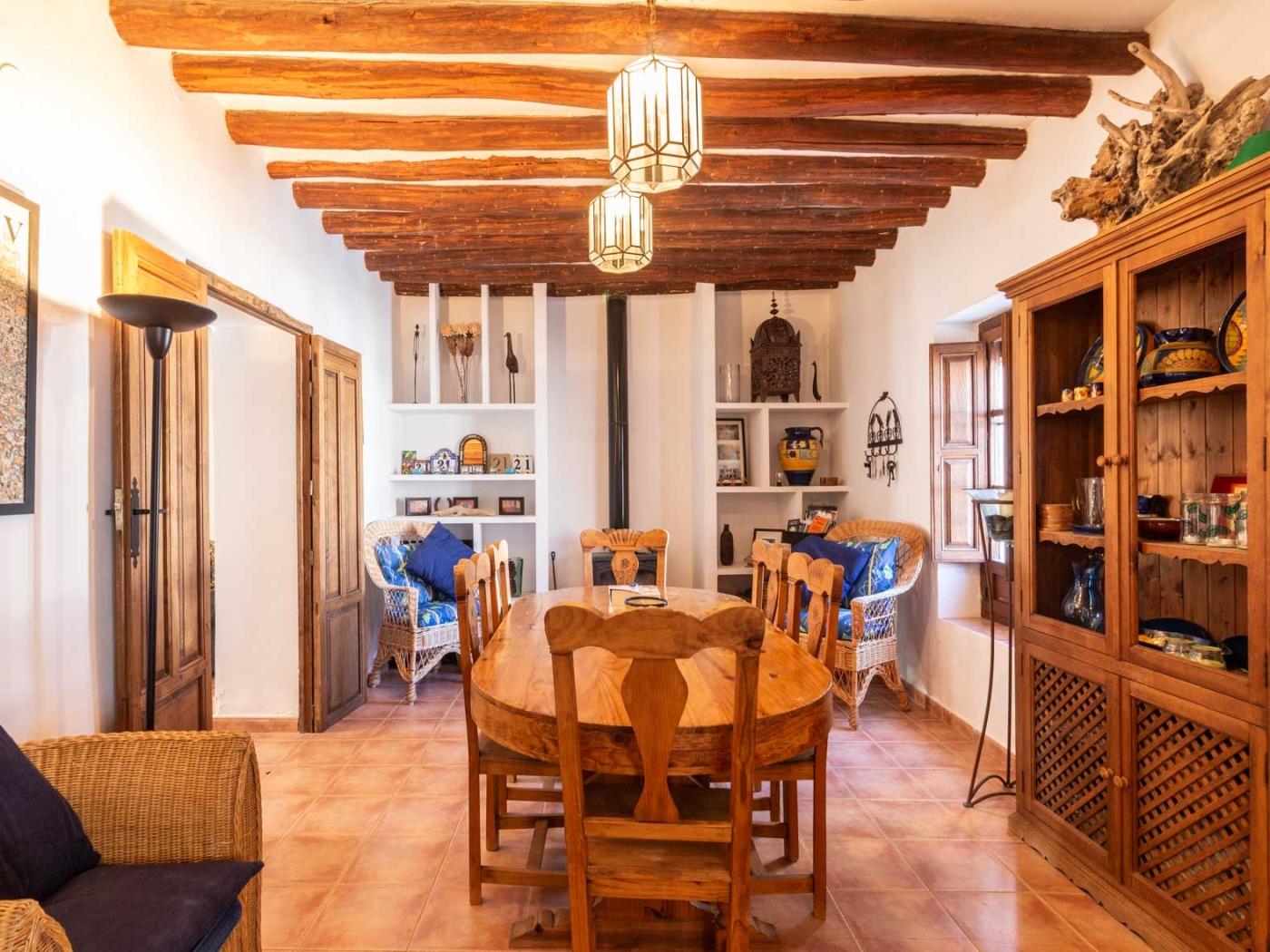 Beautiful rural house with swimming pool and barbecue in Cozvíjar