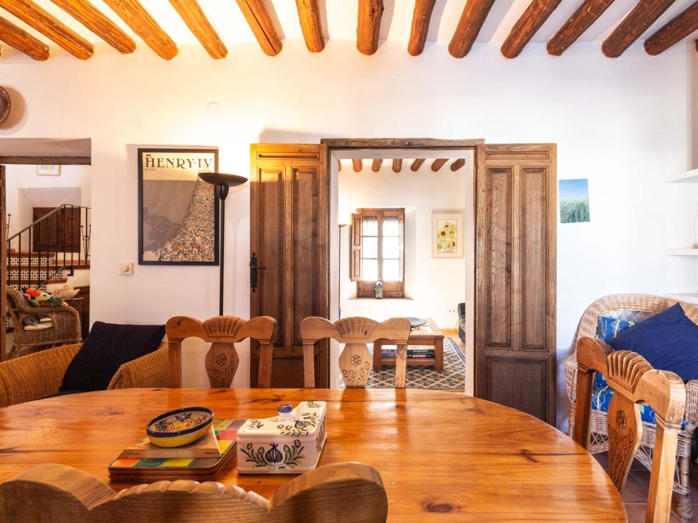 Beautiful rural house with swimming pool and barbecue in Cozvíjar