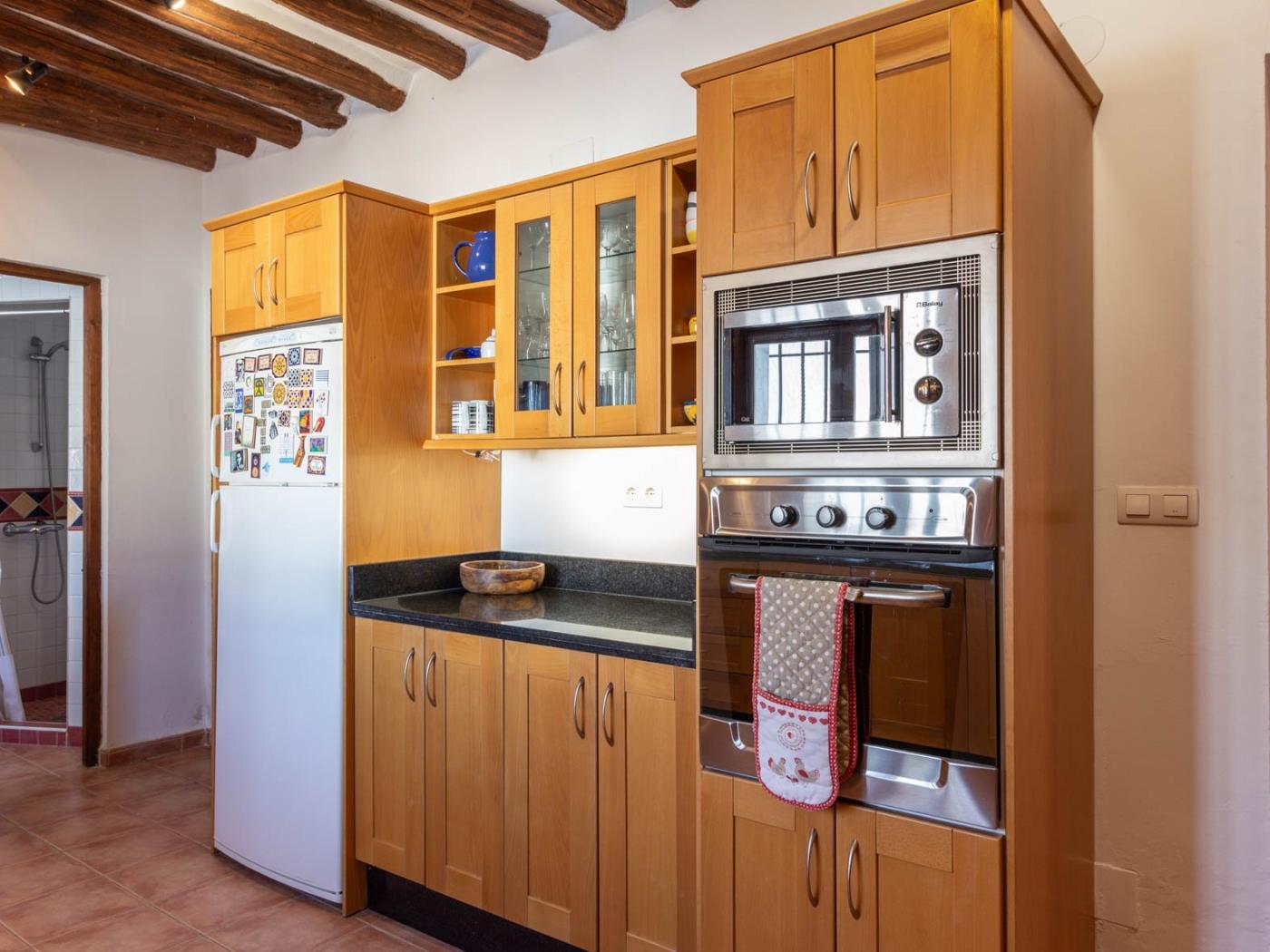 Beautiful rural house with swimming pool and barbecue in Cozvíjar