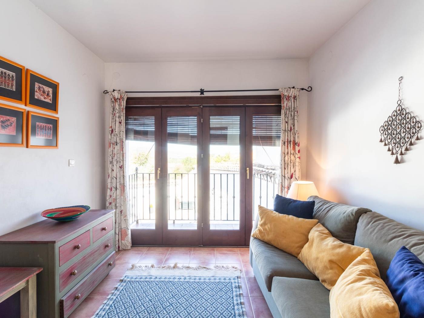 Beautiful rural house with swimming pool and barbecue in Cozvíjar