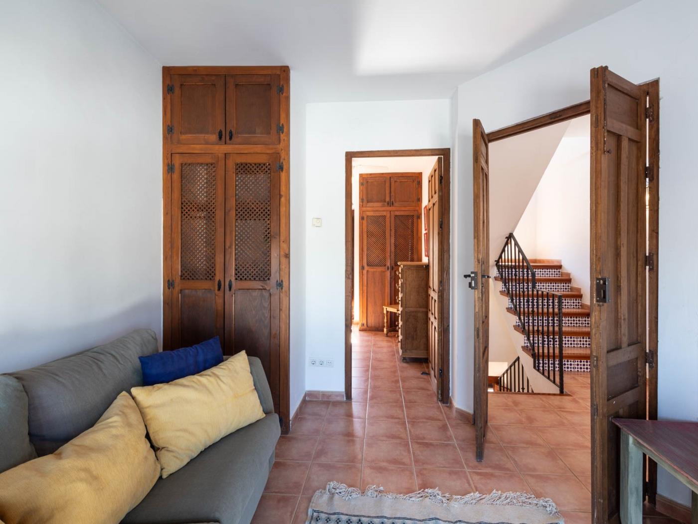 Beautiful rural house with swimming pool and barbecue in Cozvíjar