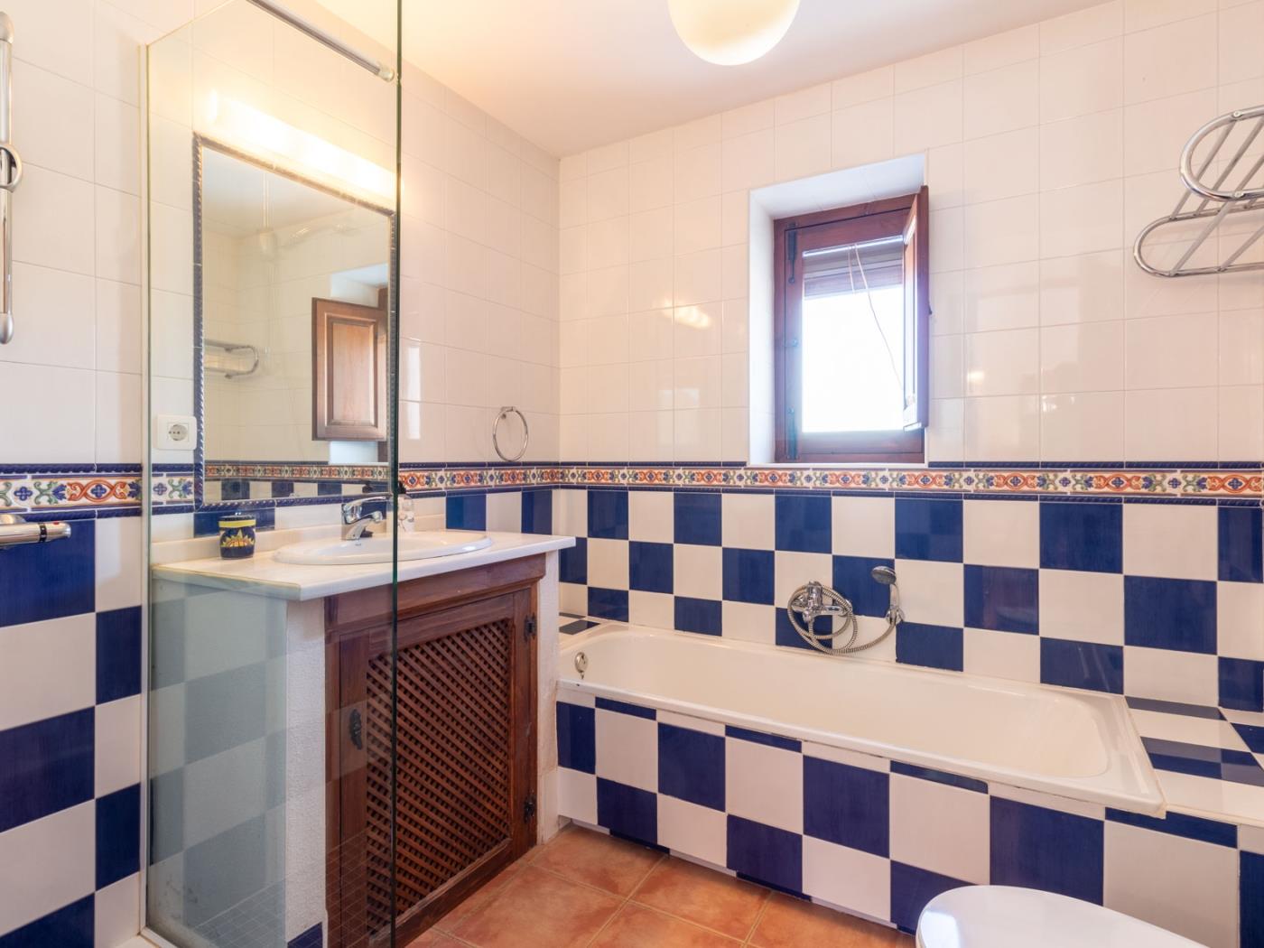 Beautiful rural house with swimming pool and barbecue in Cozvíjar
