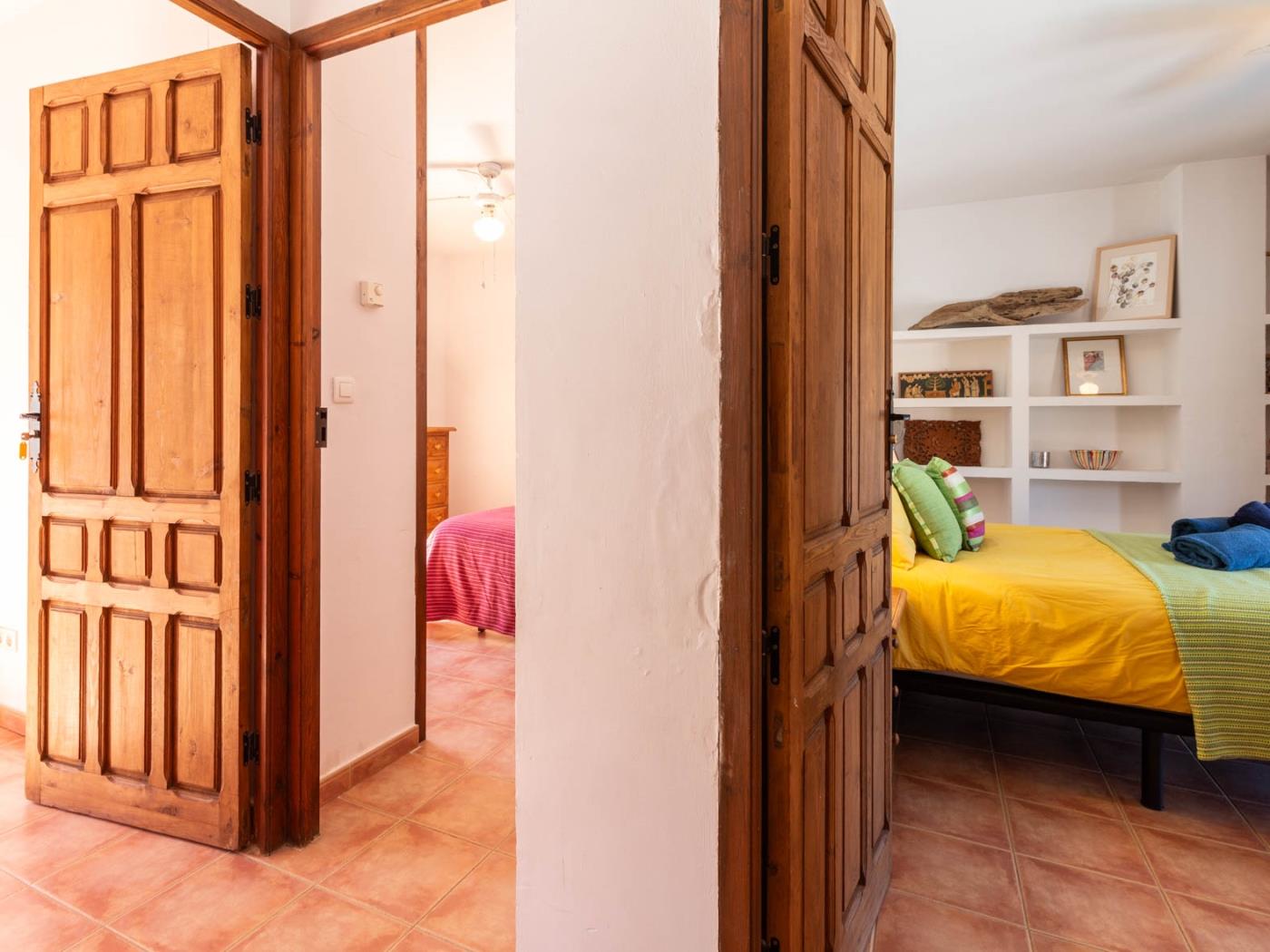 Beautiful rural house with swimming pool and barbecue in Cozvíjar