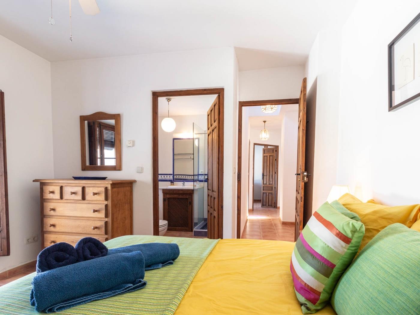 Beautiful rural house with swimming pool and barbecue in Cozvíjar