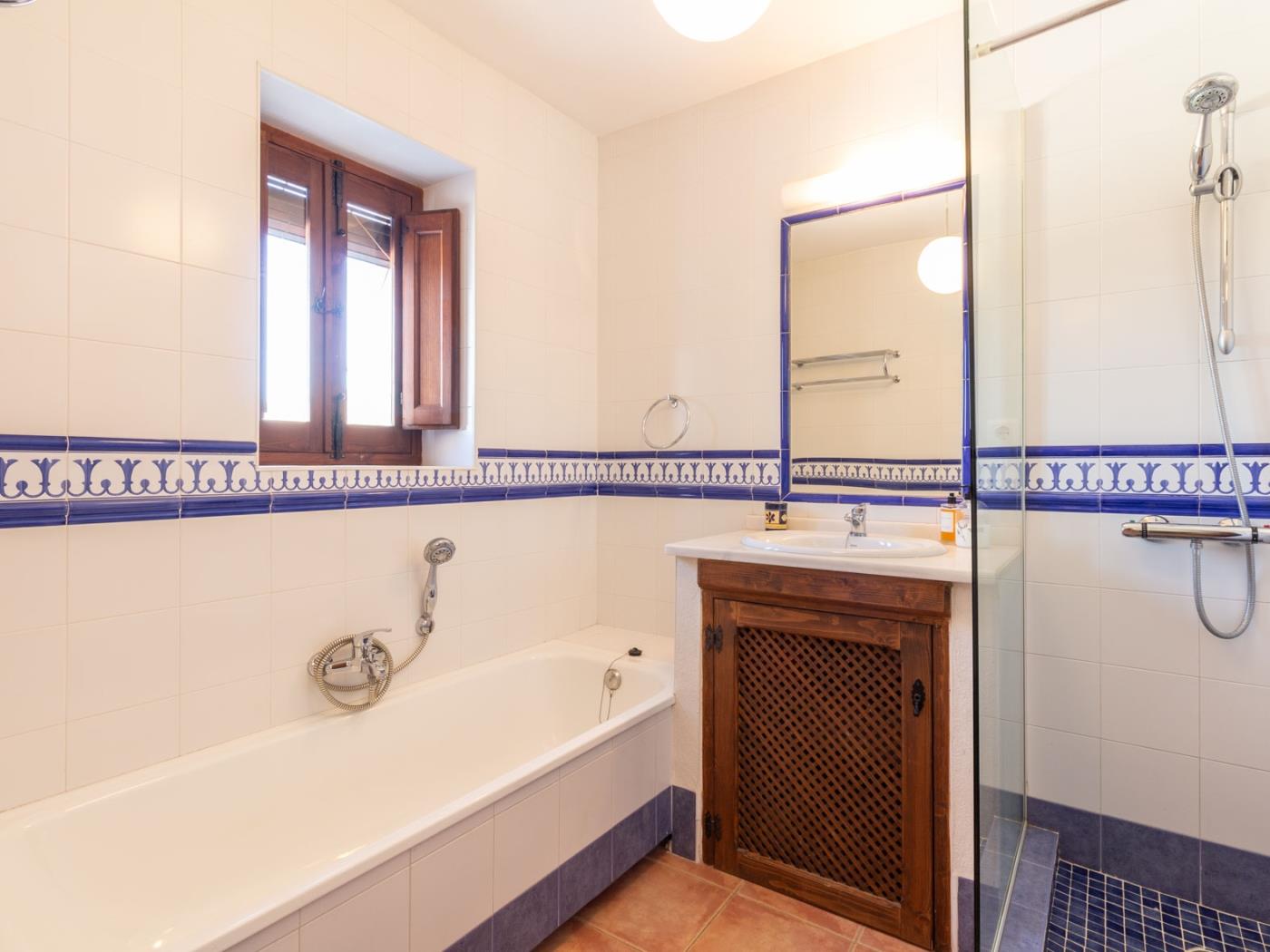 Beautiful rural house with swimming pool and barbecue in Cozvíjar