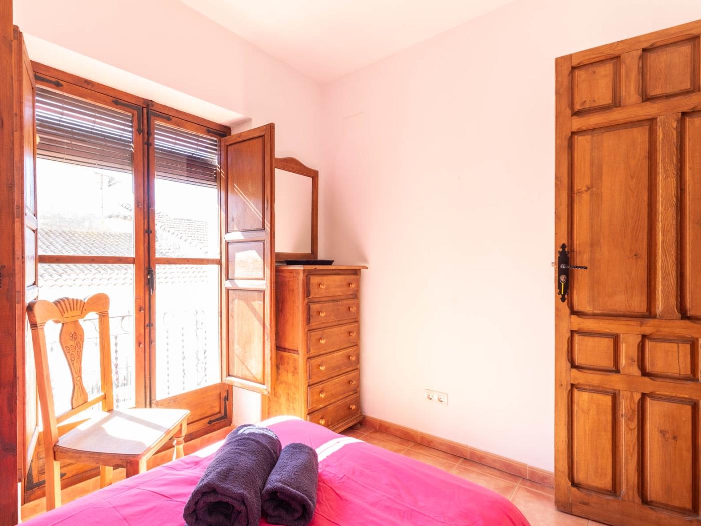 Beautiful rural house with swimming pool and barbecue in Cozvíjar