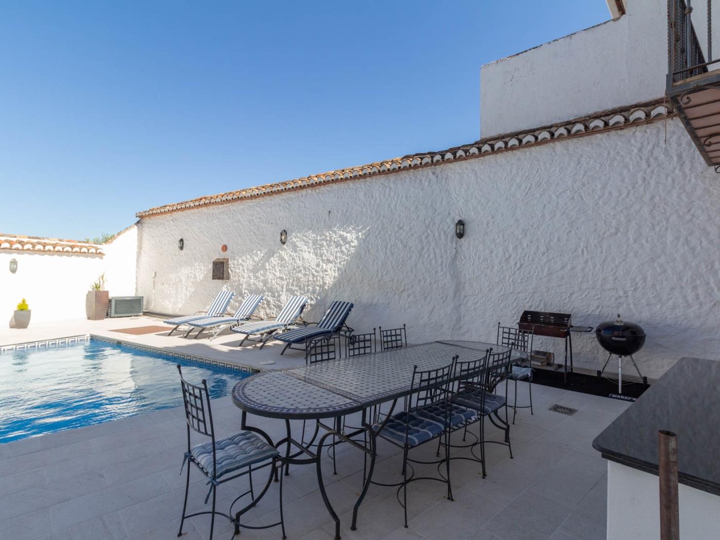 Beautiful rural house with swimming pool and barbecue in Cozvíjar