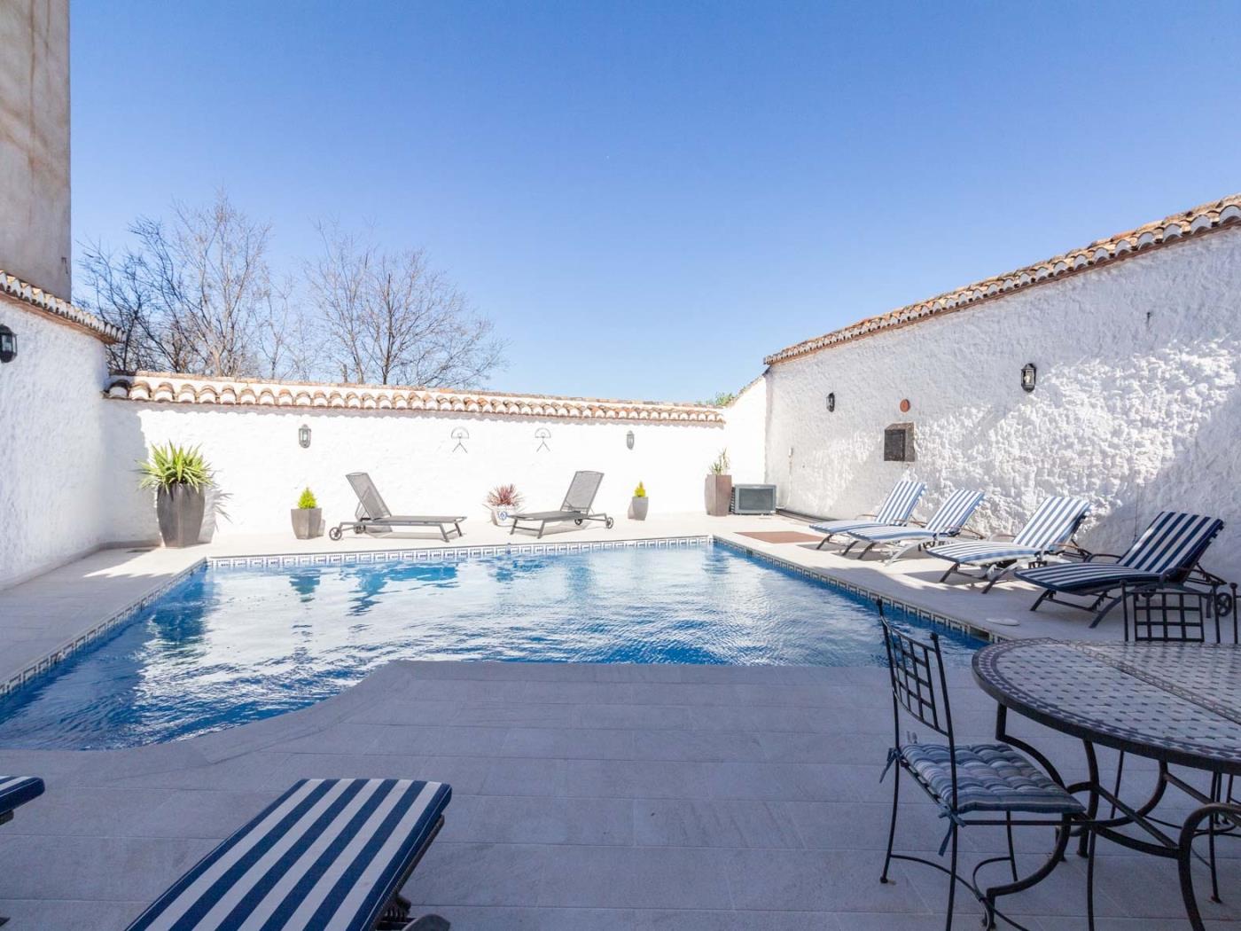 Beautiful rural house with swimming pool and barbecue in Cozvíjar