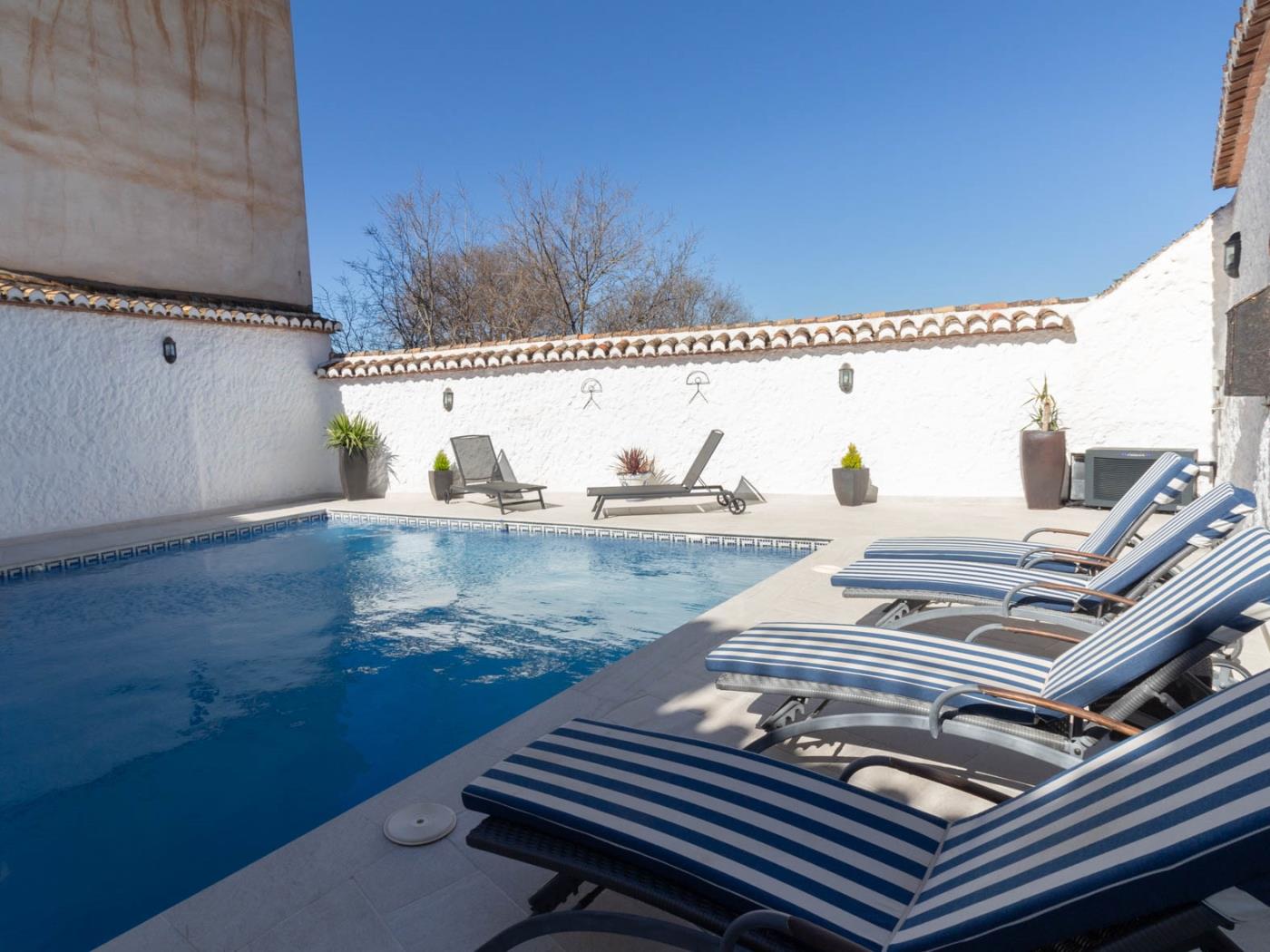 Beautiful rural house with swimming pool and barbecue in Cozvíjar