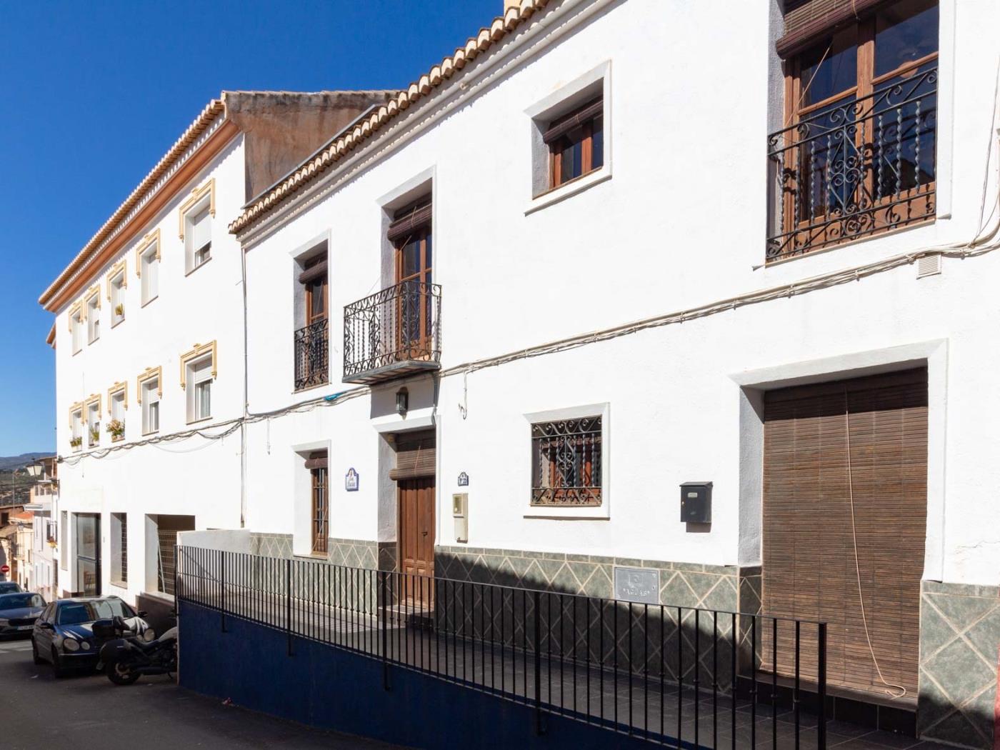 Beautiful rural house with swimming pool and barbecue in Cozvíjar