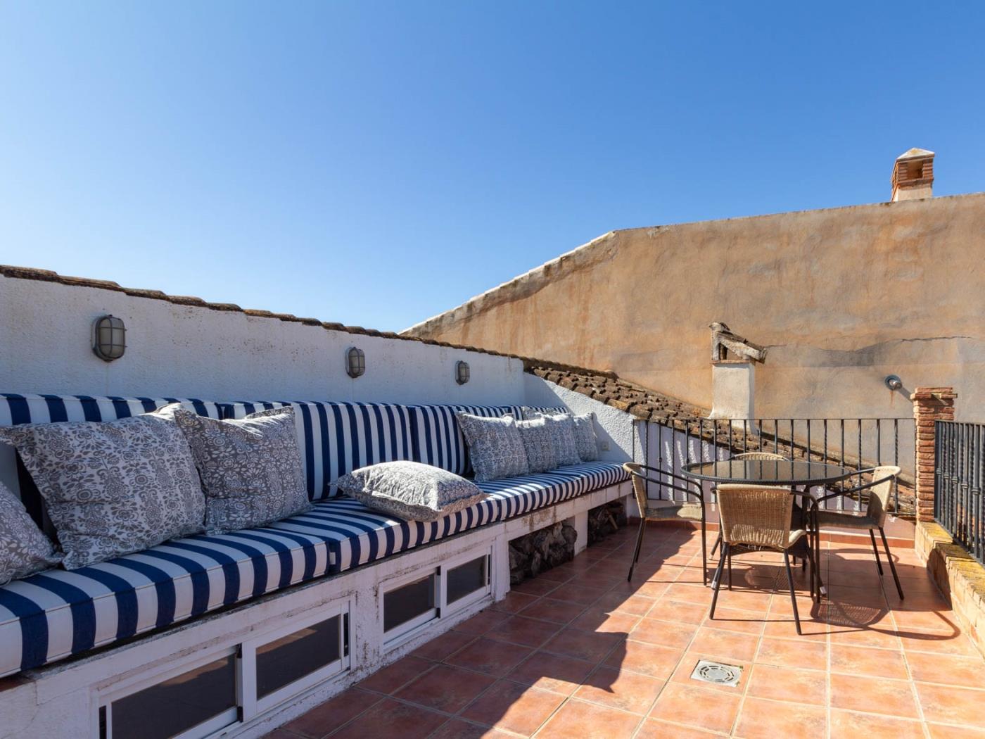 Beautiful rural house with swimming pool and barbecue in Cozvíjar