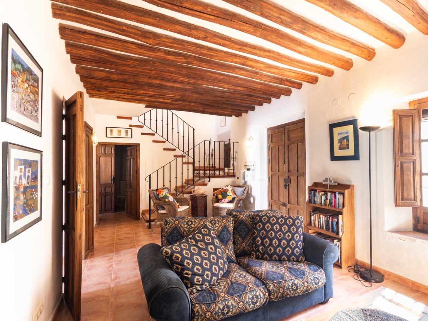 Beautiful rural house with swimming pool and barbecue in Cozvíjar
