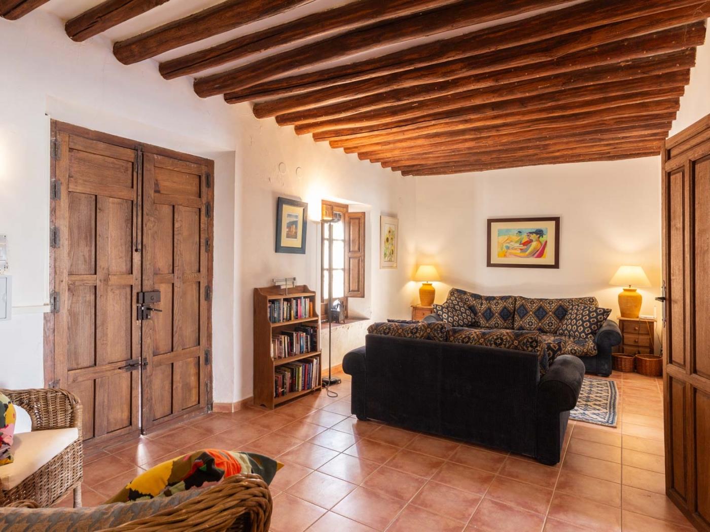Beautiful rural house with swimming pool and barbecue in Cozvíjar