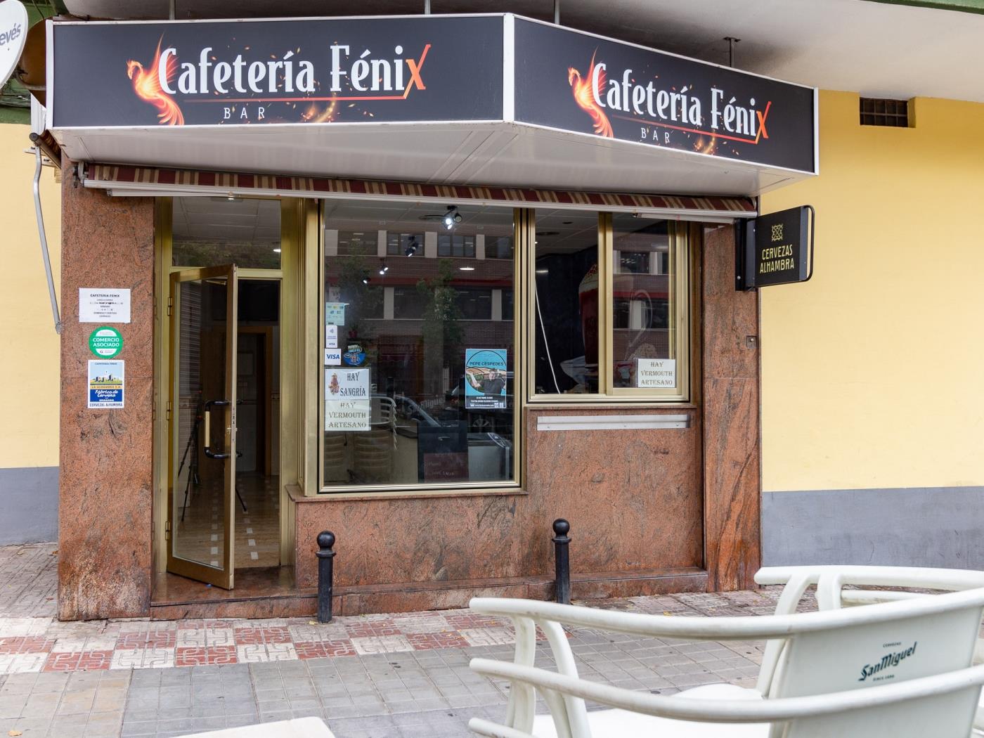 Local commercial de 44 m² prêt à emménager, situé rue du Peintre à Granada
