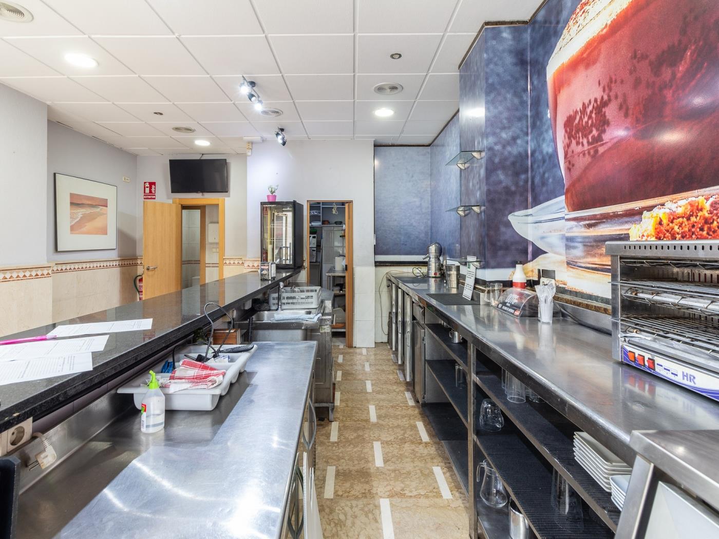 Local commercial de 44 m² prêt à emménager, situé rue du Peintre à Granada