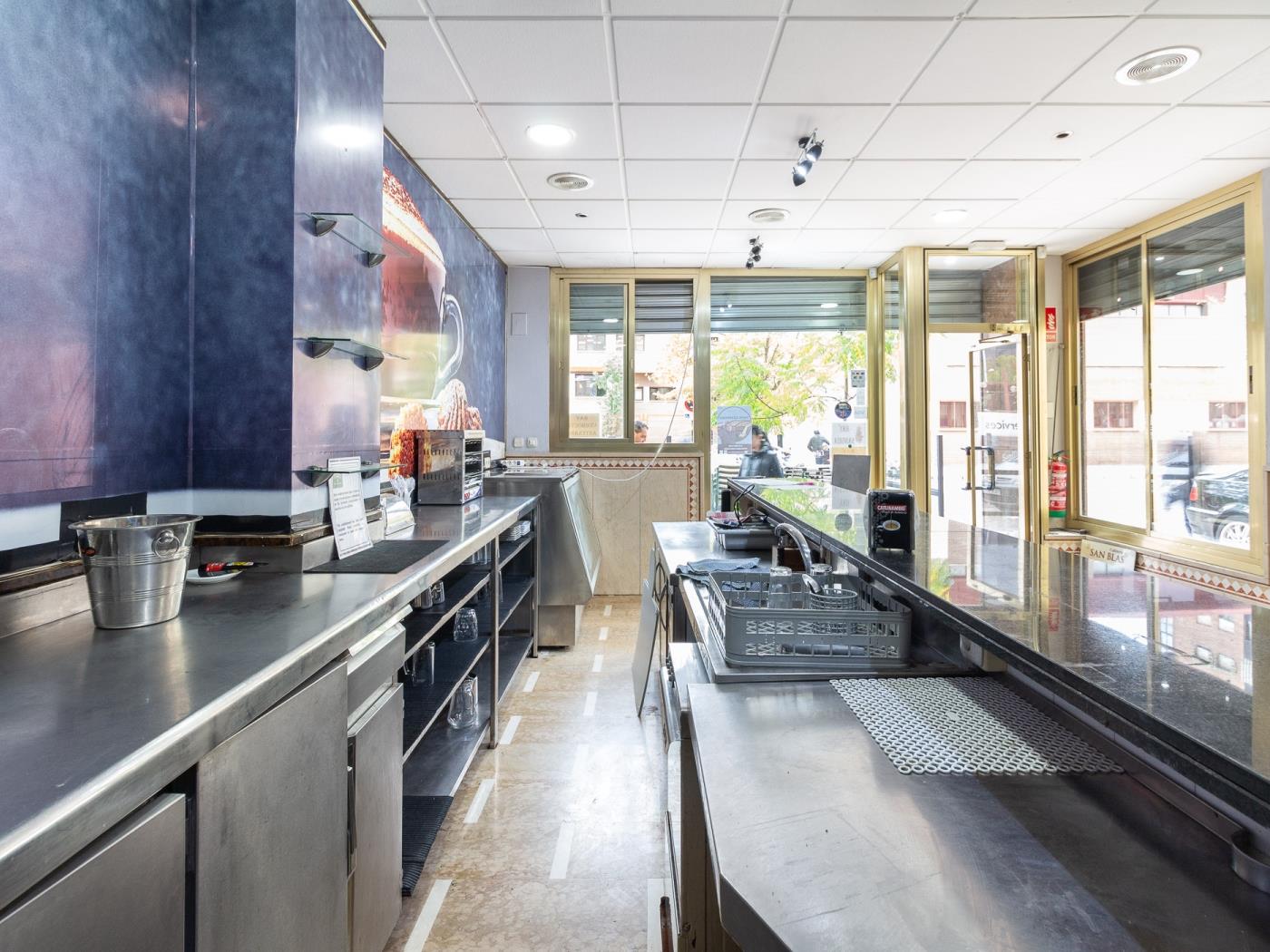 Local commercial de 44 m² prêt à emménager, situé rue du Peintre à Granada