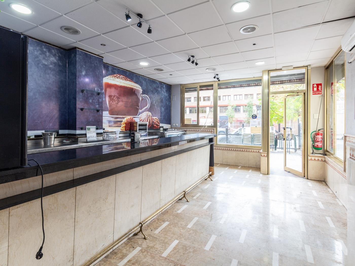 Local commercial de 44 m² prêt à emménager, situé rue du Peintre à Granada