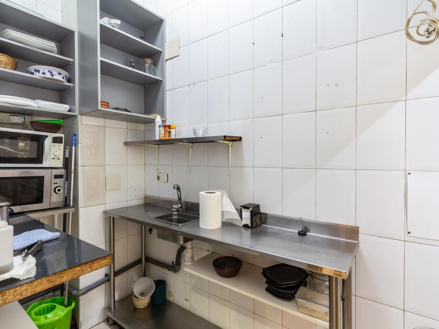 Local commercial de 44 m² prêt à emménager, situé rue du Peintre à Granada