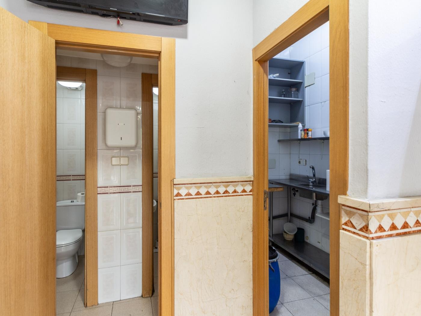 Local commercial de 44 m² prêt à emménager, situé rue du Peintre à Granada
