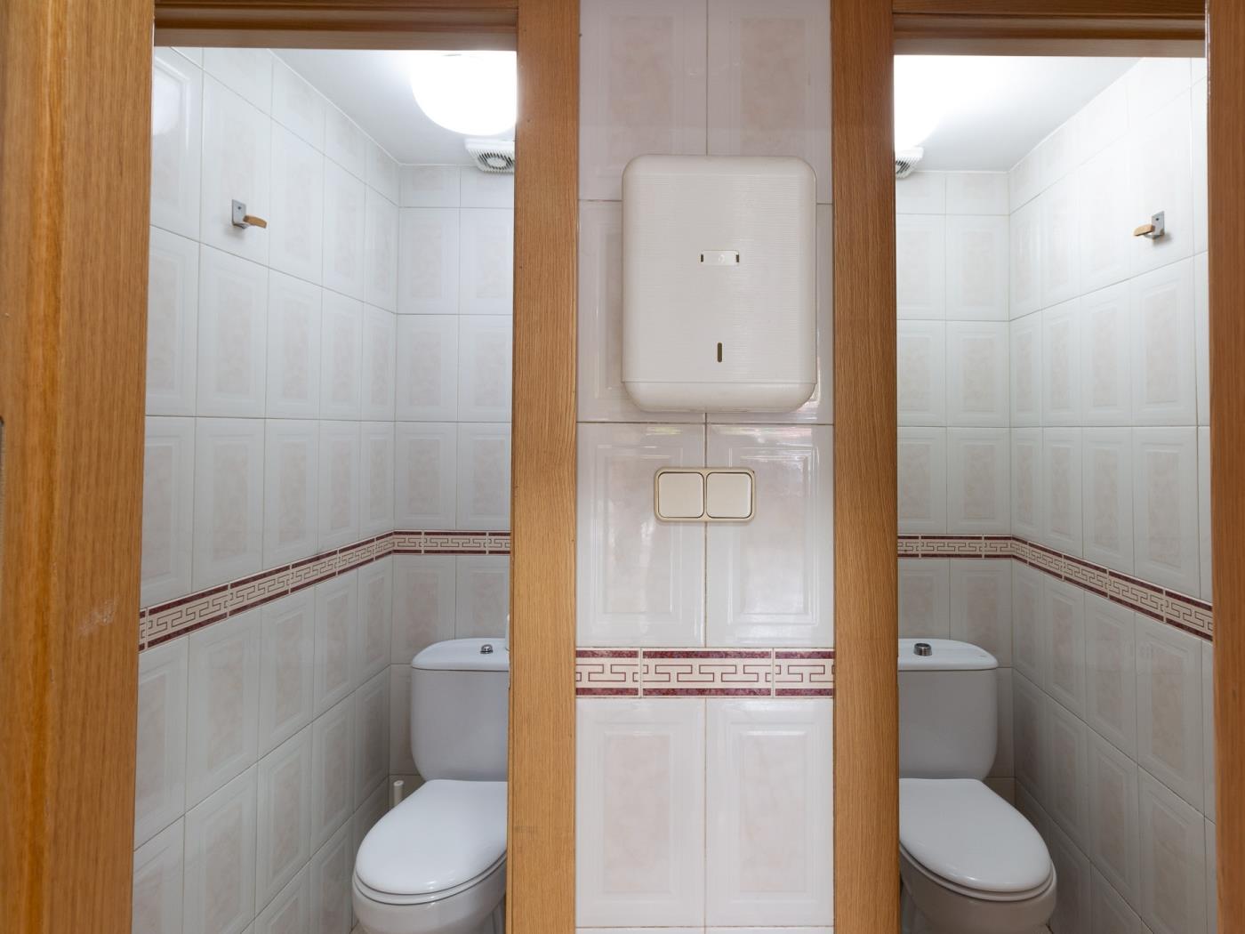 Local commercial de 44 m² prêt à emménager, situé rue du Peintre à Granada