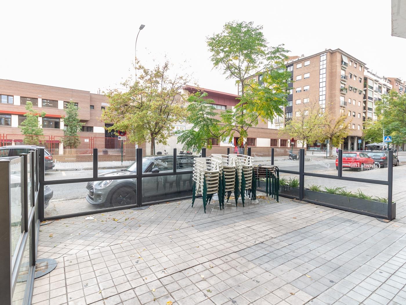 Local commercial de 44 m² prêt à emménager, situé rue du Peintre à Granada