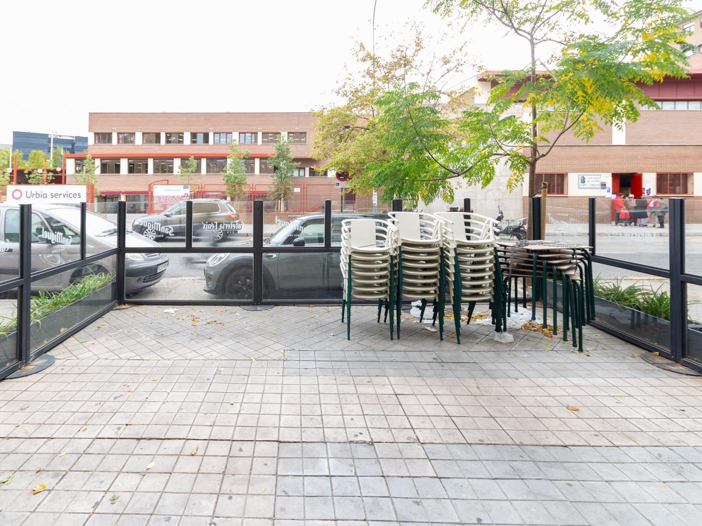 Local commercial de 44 m² prêt à emménager, situé rue du Peintre à Granada